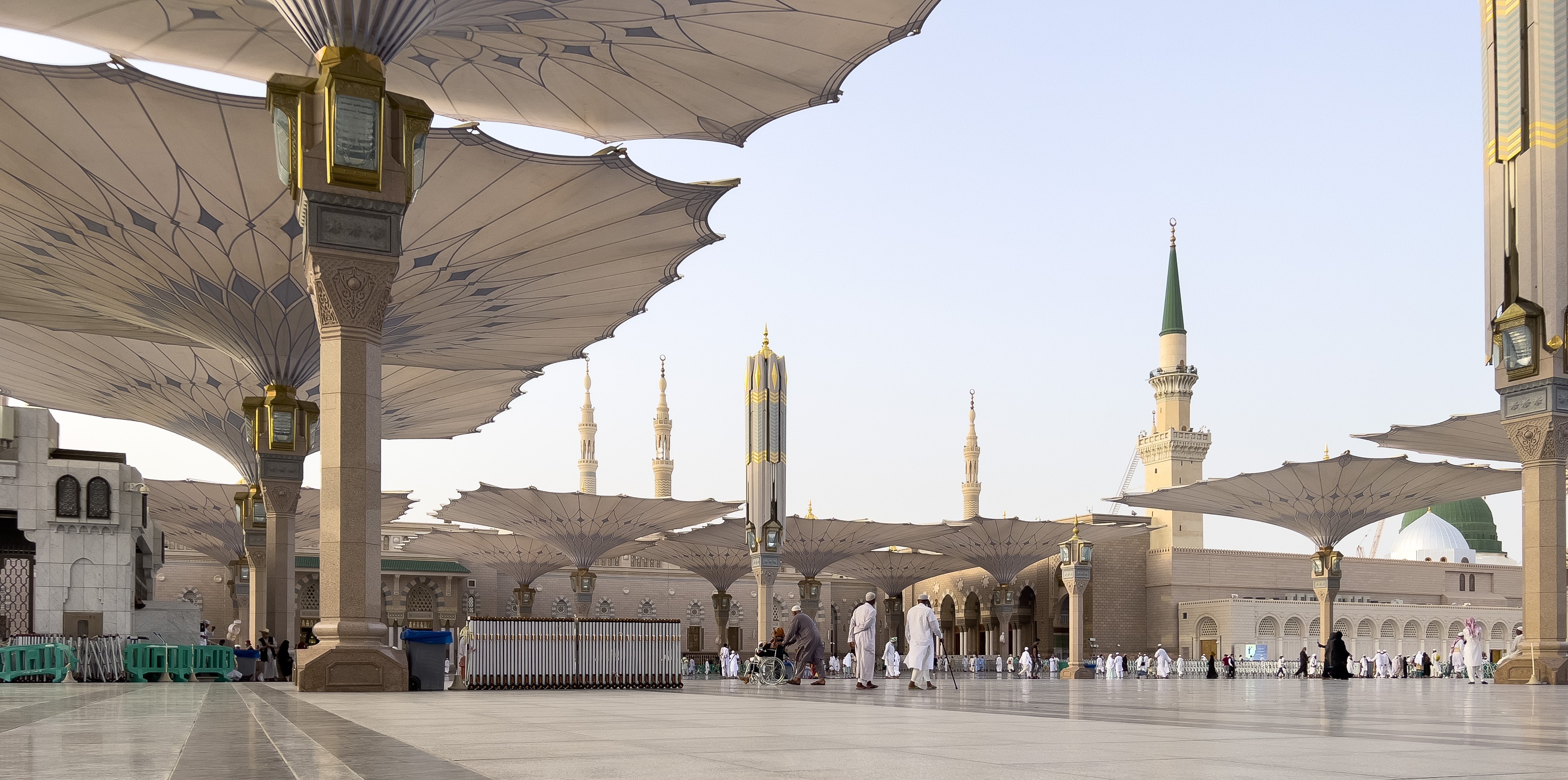 جولة في ساحات المسجد النبوي
