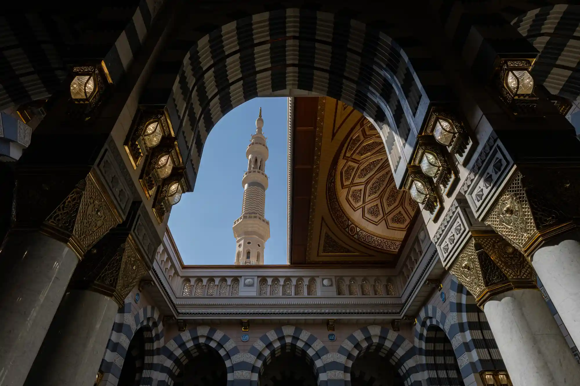 مسجد نبوی کے گنبد اور دیوہیکل چھتریاں
