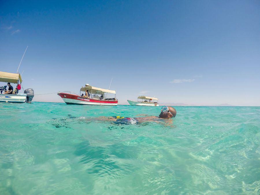 The Rayis Experience: An enjoyable boat trip on the Red Sea beaches.